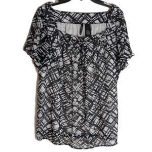 New Directions Size PXL Black and White Geometric Print‎ Short Sleeve Blouse